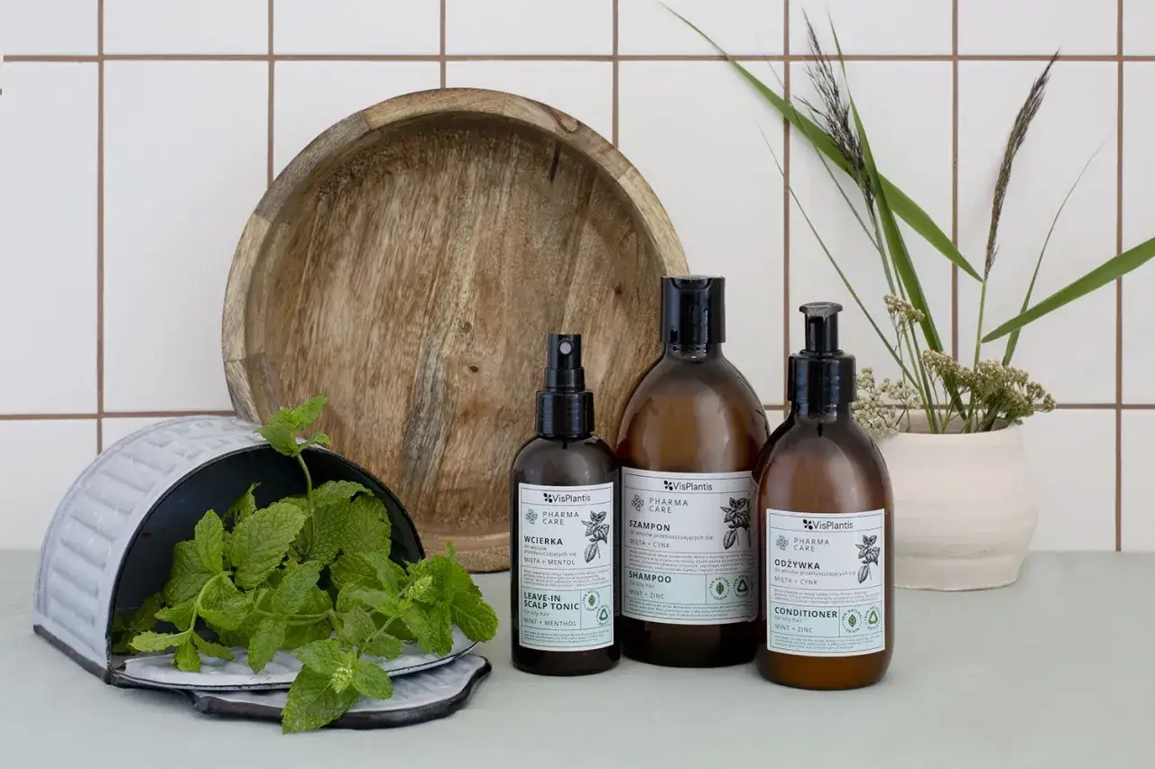 Naturalne produkty do pielęgnacji włosów, w tym wcierka, szampon i odżywka, pomogą Ci dowiedzieć się, jak nawilżyć skórę głowy.