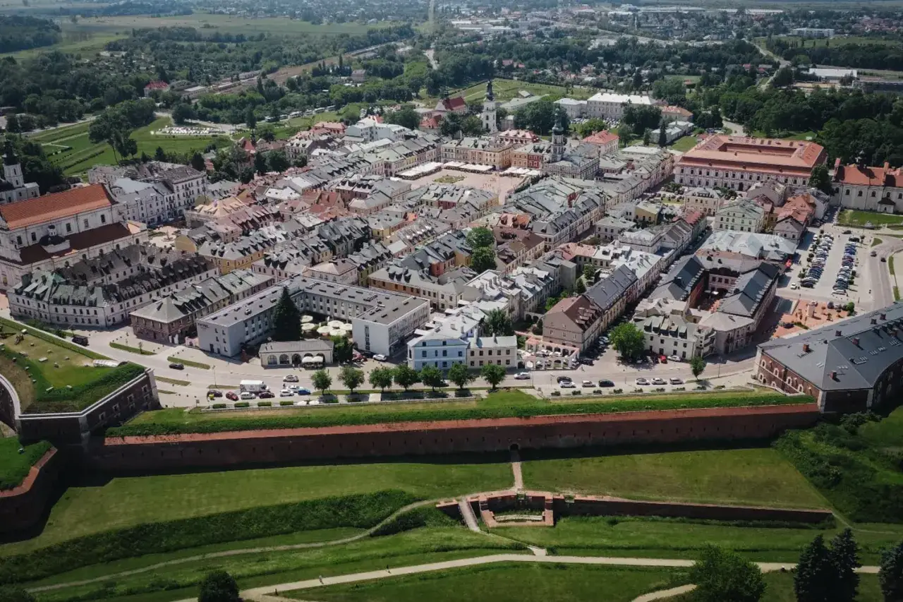 Zamość miasto idealne, z lotu ptaka widać renesansowy rynek, fortyfikacje i urokliwe kamienice.