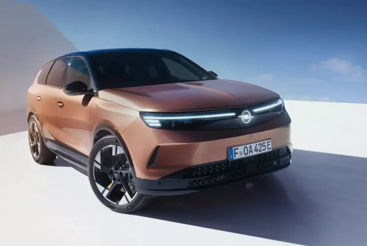 Nowy Opel Grandland w kolorze miedzianym, z nowoczesnym oświetleniem LED. Sprawdź opel grandland cena i odkryj jego możliwości.