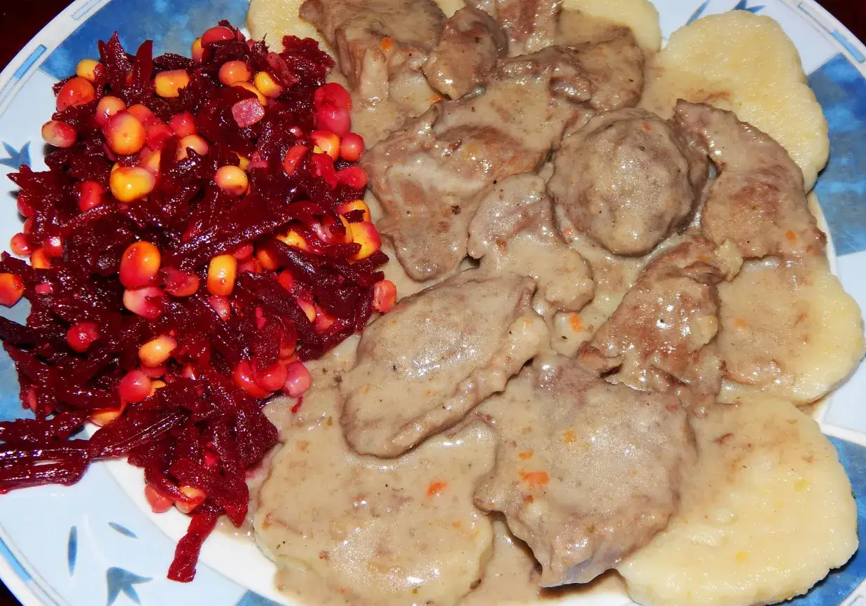 Pyszne ozorki w sosie chrzanowym, podane z kluskami i surówką z buraczków z kukurydzą.