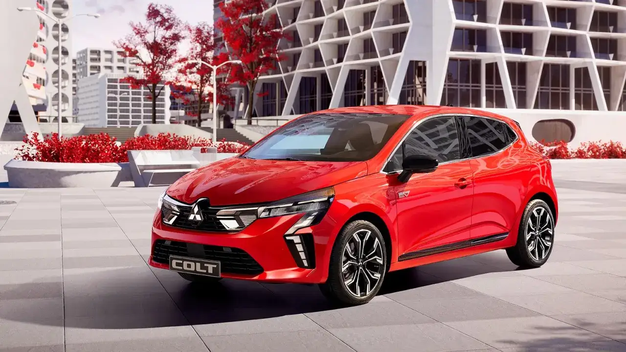 Czerwony Mitsubishi Colt prezentuje swoje nowoczesne linie i kompaktowe mitsubishi colt wymiary, idealne do miejskiej dżungli.
