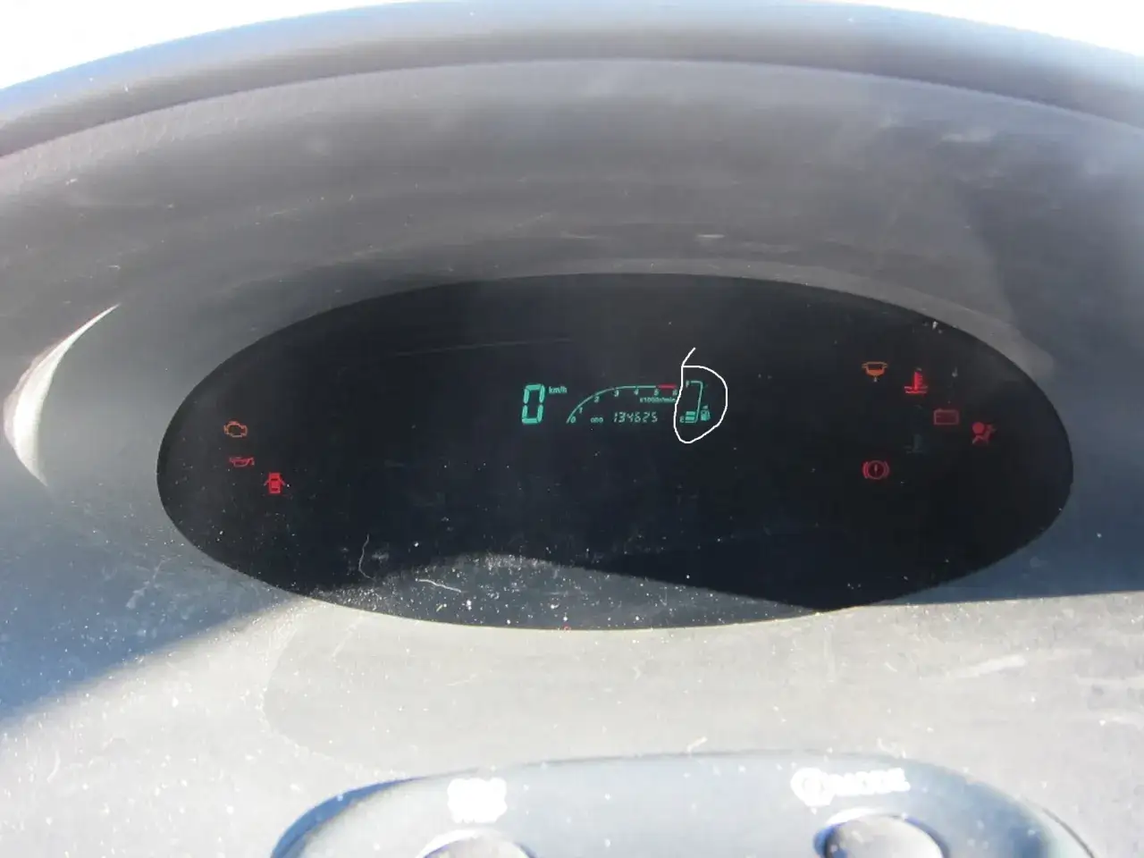 kontrolka rezerwy paliwa Toyota Yaris