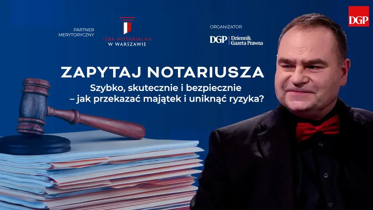 Młotek sędziowski na stercie dokumentów, obok napis 