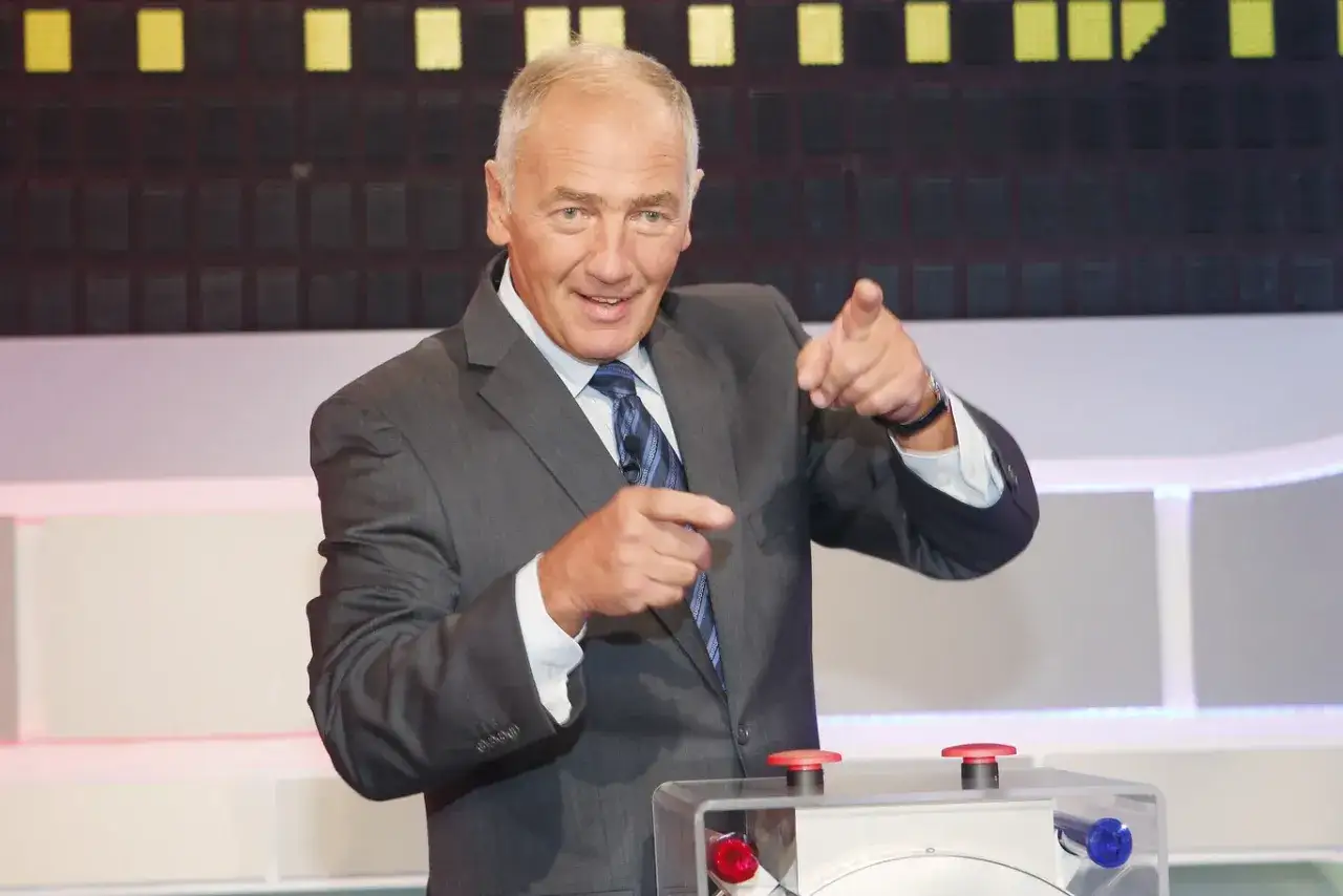 Prowadzący Familiady pyta: