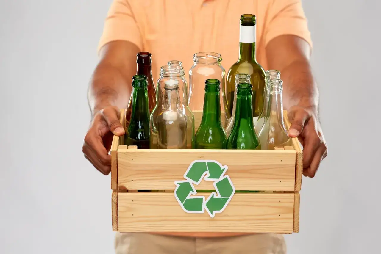szklane butelki i słoiki przygotowane do recyklingu