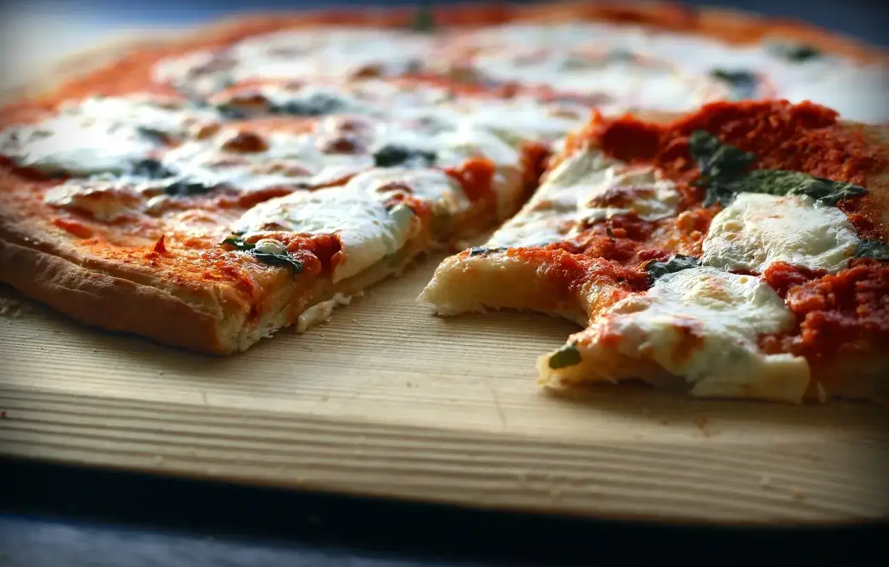 Pyszna pizza dla cukrzyka, z cienkim ciastem i świeżymi dodatkami, wygląda apetycznie.