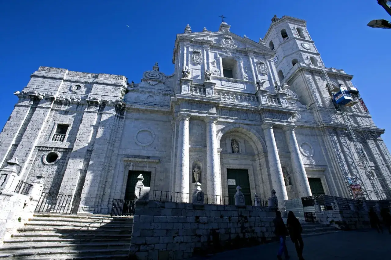 Imponente catedral de Valladolid, una de las principales atracciones de la ciudad, con su fachada de piedra y cielo azul.