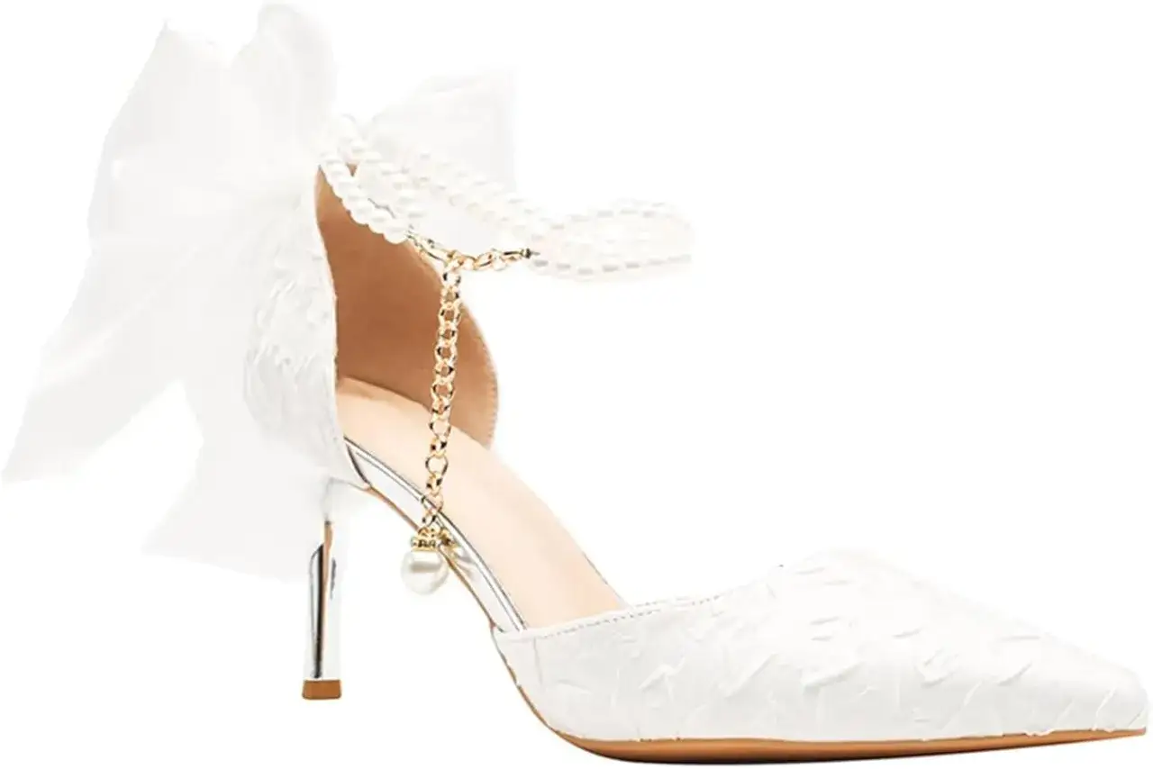 Eleganti geox scarpe sposa bianche con fiocco, perle e catenina dorata. Perfette per un matrimonio da favola.