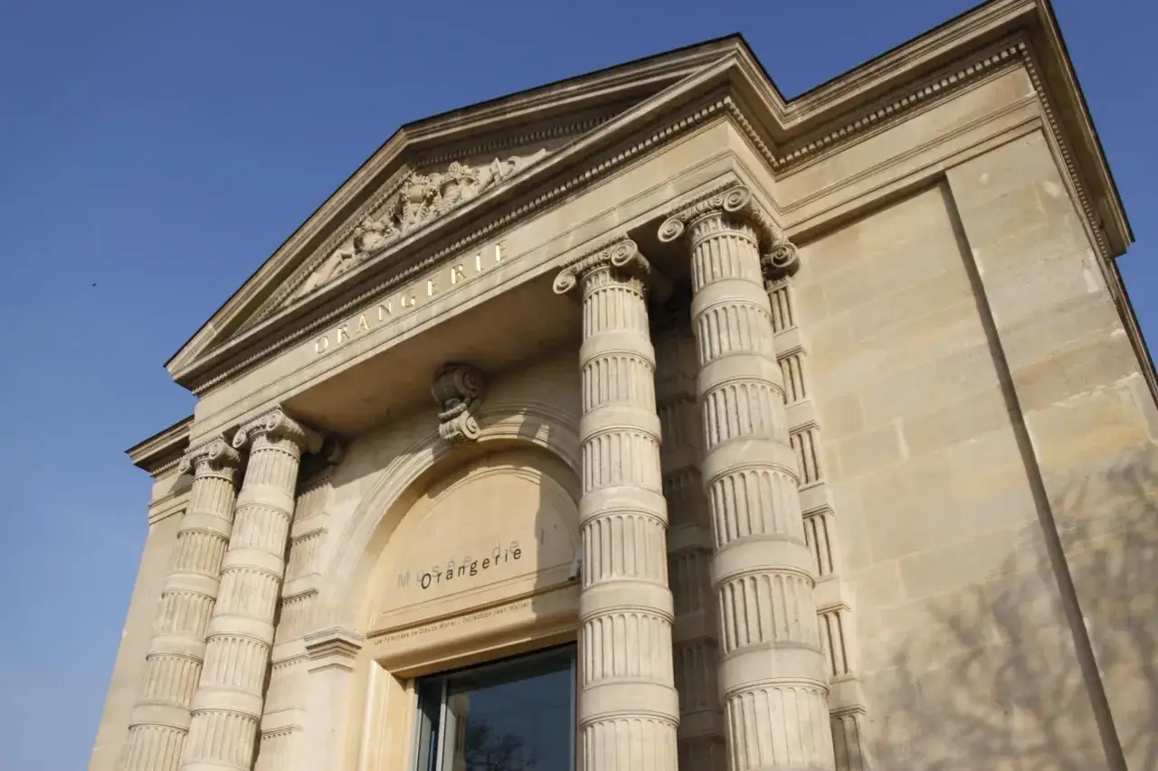 Façade du musée de l'Orangerie, avec ses colonnes imposantes et son inscription dorée. Facile d'accès en métro.