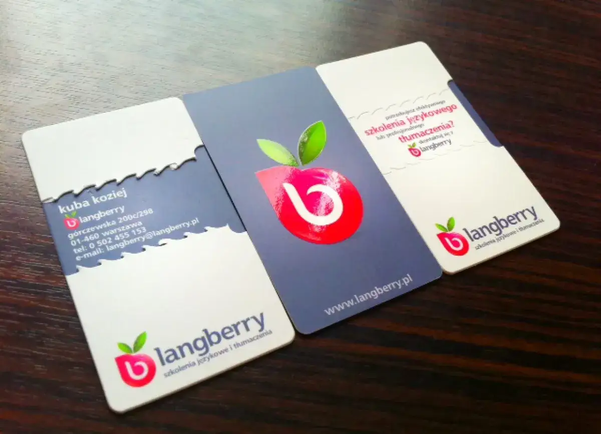 Kreatywne wizytówki Langberry: szkolenia językowe i tłumaczenia. Jedna z nich zawiera dane Kuby Koziej.