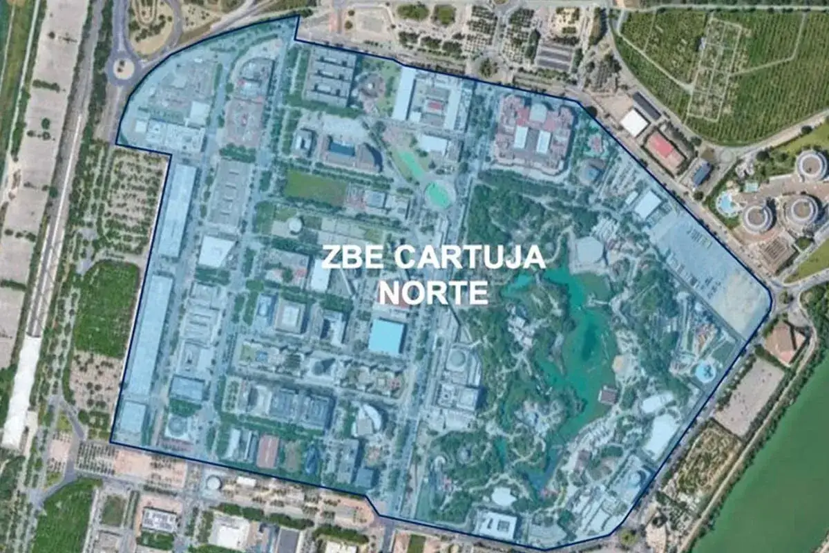Vista a&eacute;rea de la ZBE Cartuja Norte en Sevilla, mostrando edificios, zonas verdes y un lago.