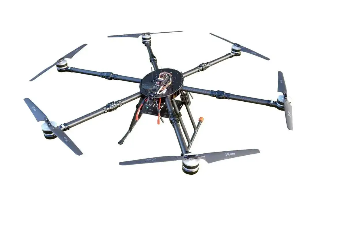 Acht Propeller sind an einem zentralen Gehäuse befestigt, das die Elektronik einer **raptor drohne** beherbergt.