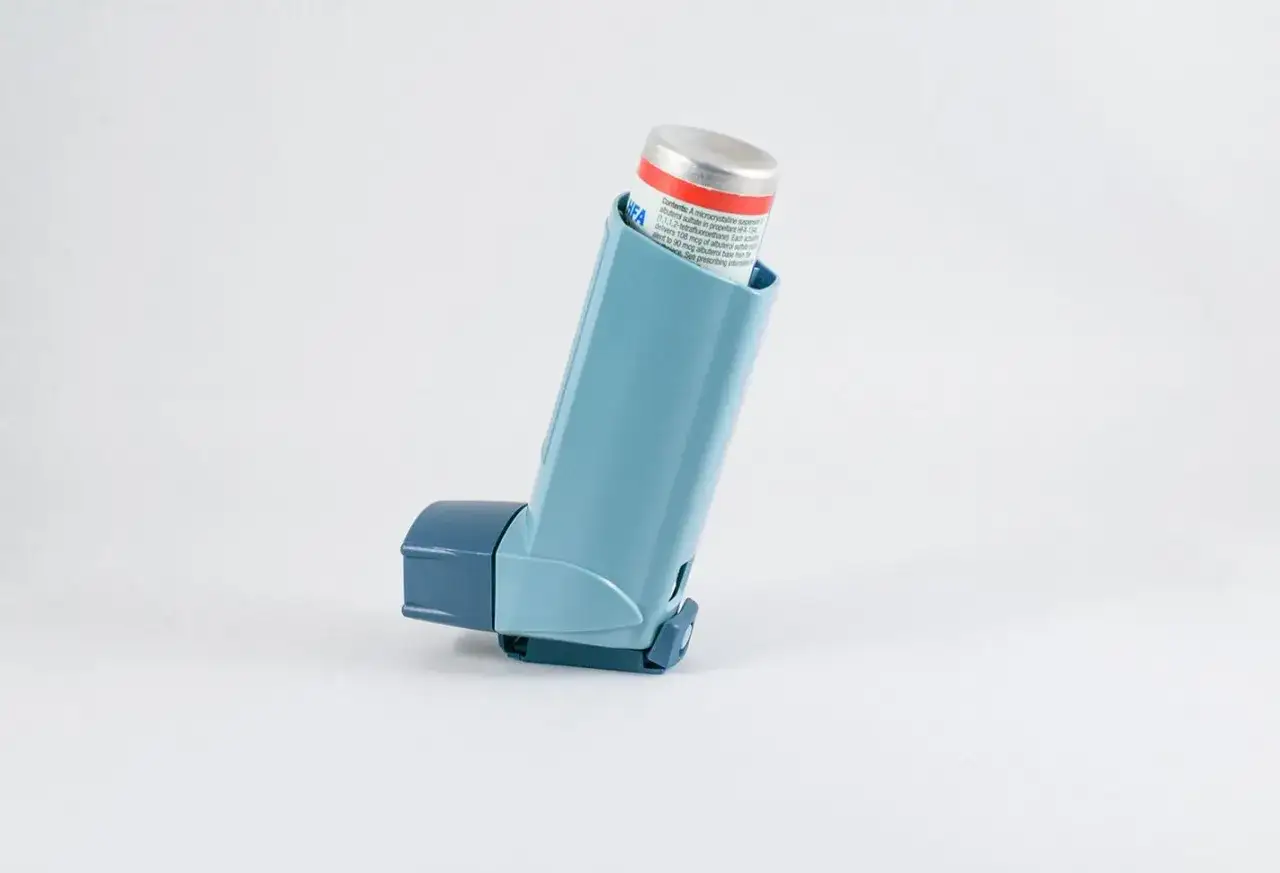 Niebieski inhalator, który może pomóc w leczeniu astmy. Ten oxodil combo jest gotowy do użycia.