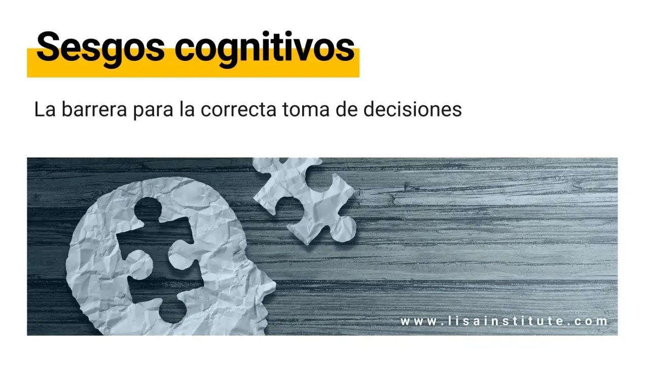 Silueta de cabeza con piezas de rompecabezas, representando la dificultad del pensamiento cr&iacute;tico para tomar decisiones.