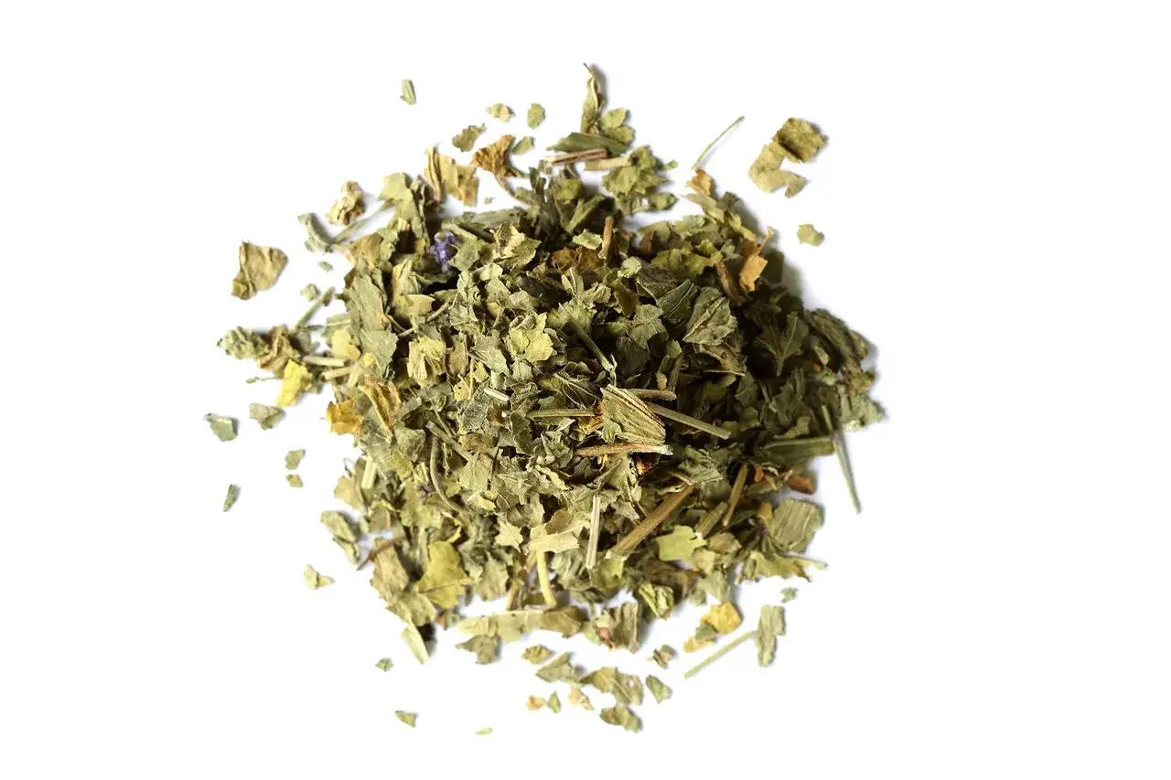 Cumulo di foglie essiccate di malva, utili per tisane ma da usare con cautela per evitare malva effetti collaterali.