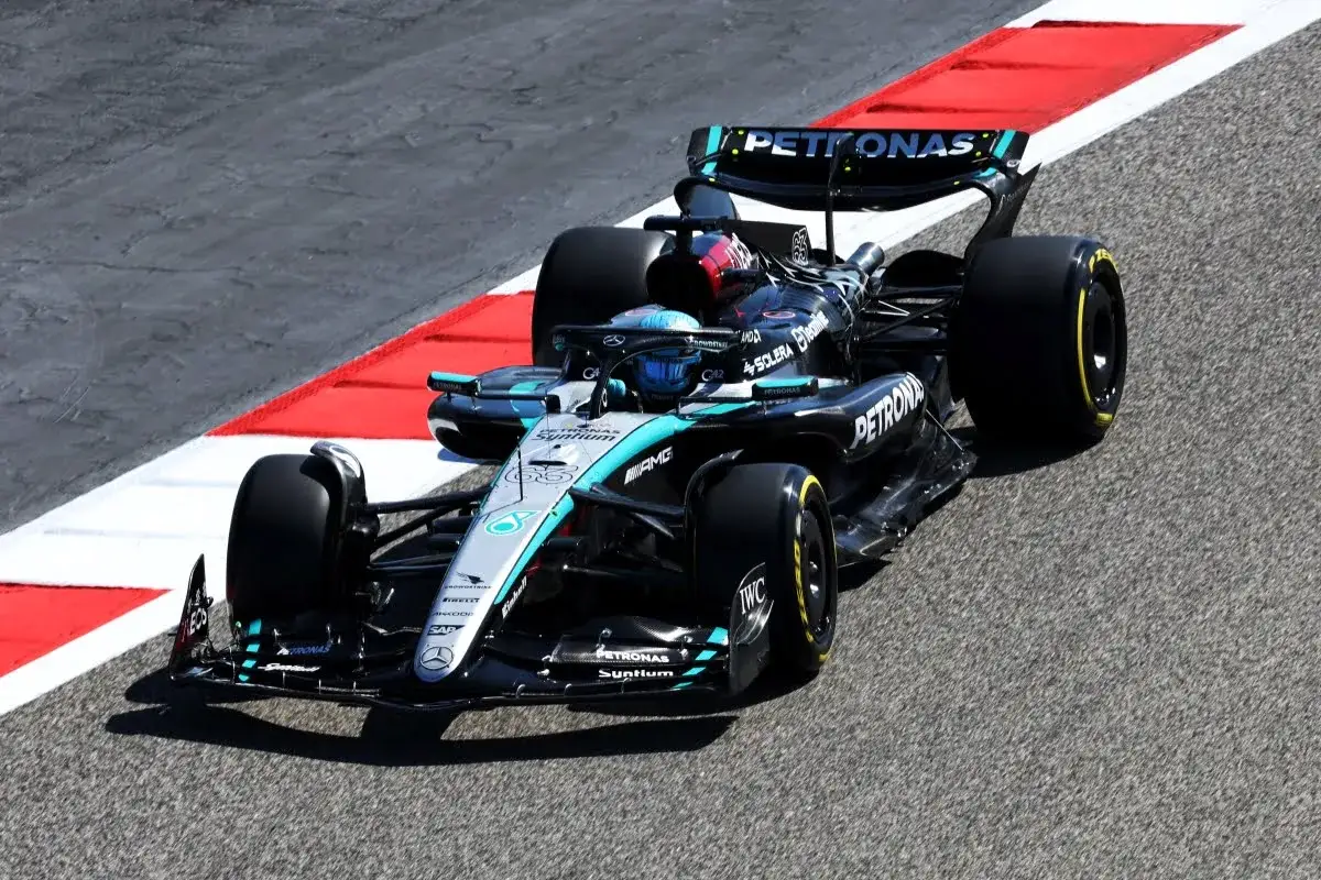 El coche de F1 de Russell acelera en la pista, con el logo de Petronas en el aler&oacute;n.