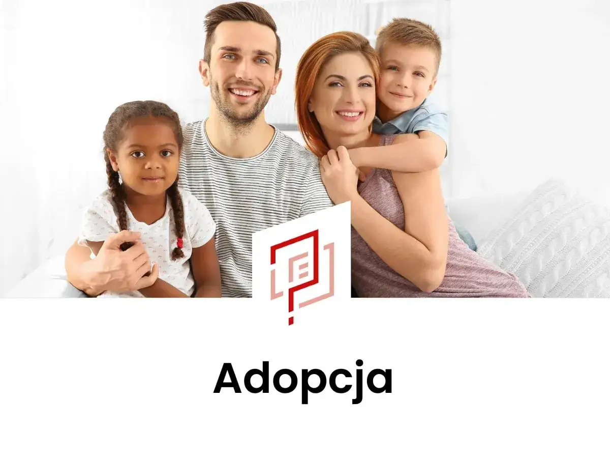 Szczęśliwa rodzina: rodzice i dwoje dzieci, chłopiec i dziewczynka. To obraz przysposobienia dziecka, tworzenia rodziny.