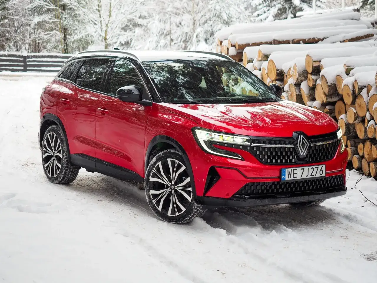 Czerwony Renault Austral na śniegu, idealny do zimowych podróży. Sprawdź jego wymiary i możliwości!
