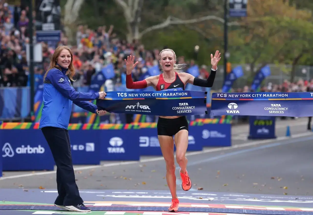 En l&ouml;pare korsar m&aring;llinjen f&ouml;r TCS New York City Marathon, en imponerande prestation &ouml;ver marathon distans.