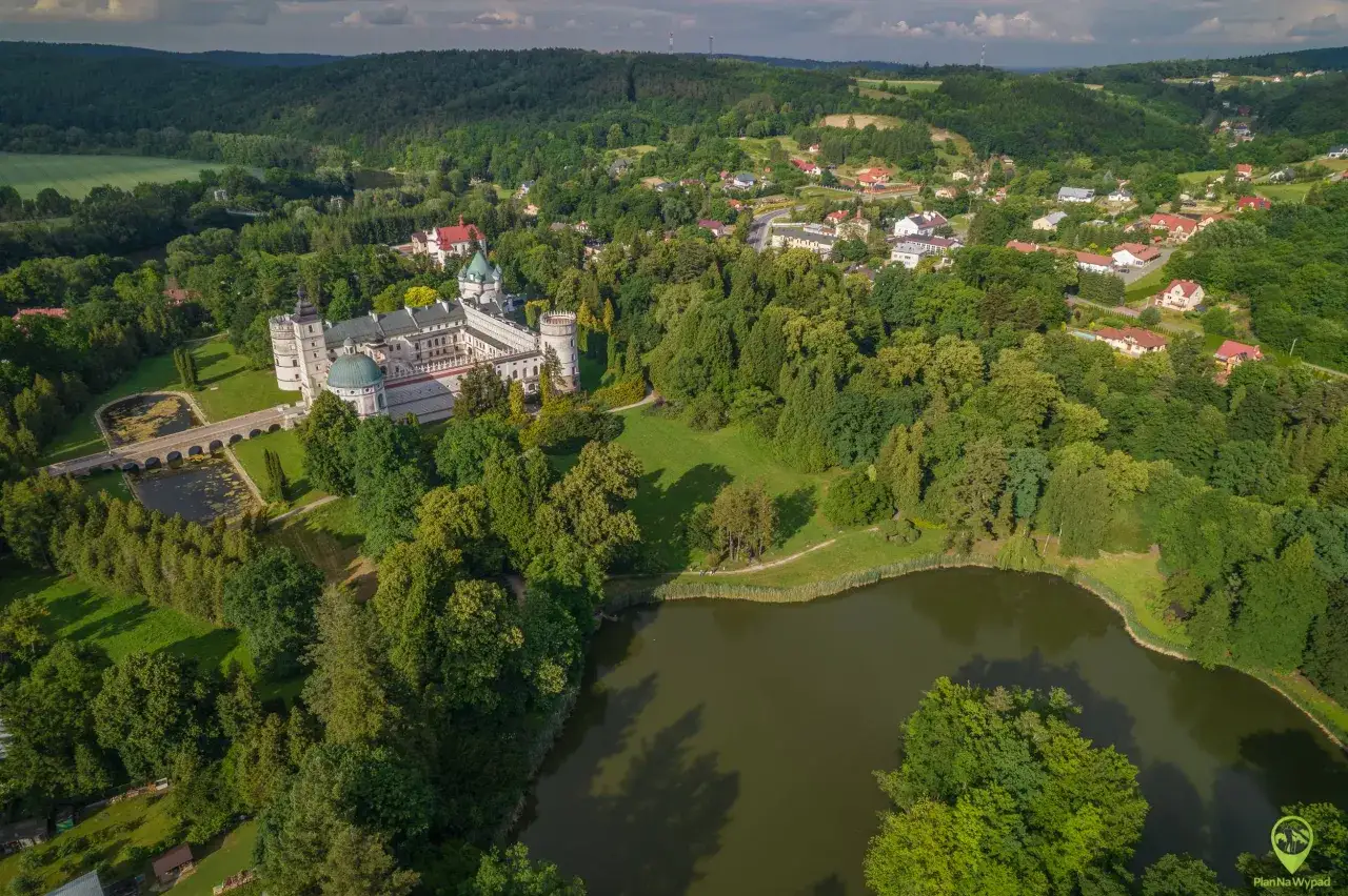 Zamek Krasiczyn otoczony zielenią, z jeziorem i mostem. Sprawdź krasiczyn park cennik, by zaplanować wizytę.