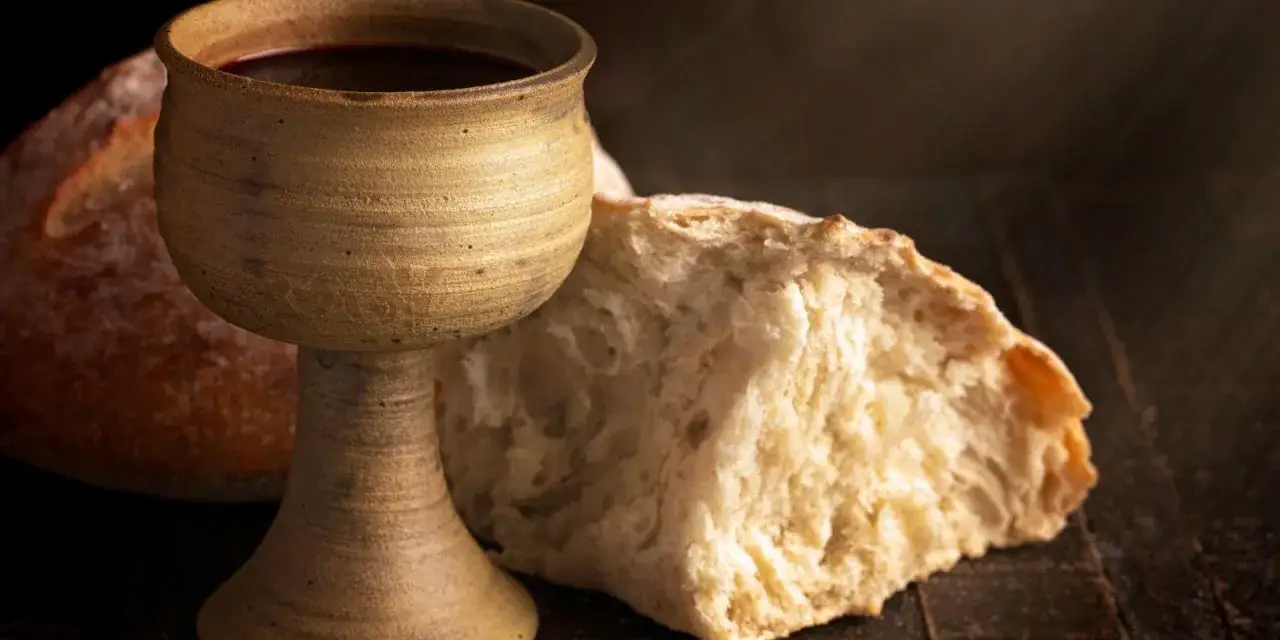 Kelch mit Rotwein und Brot, Symbole des christlichen Abendmahls.