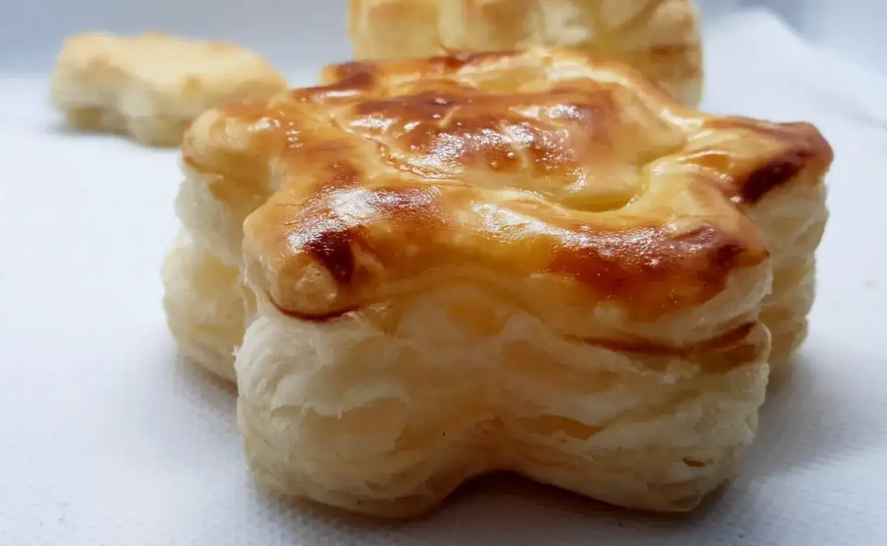 Bouchee à la reine tout juste sortie du four, dorée et feuilletée. Un délice croustillant prêt à être dégusté.