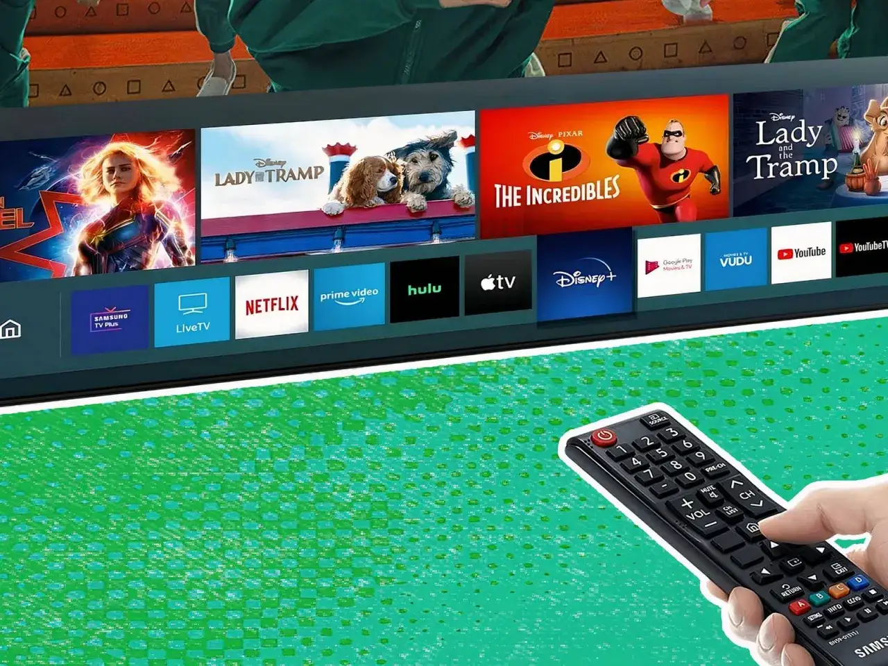 Pilot do telewizora Tizen TV z widokiem na ekran z filmami i aplikacjami streamingowymi, takimi jak Netflix i Disney+.