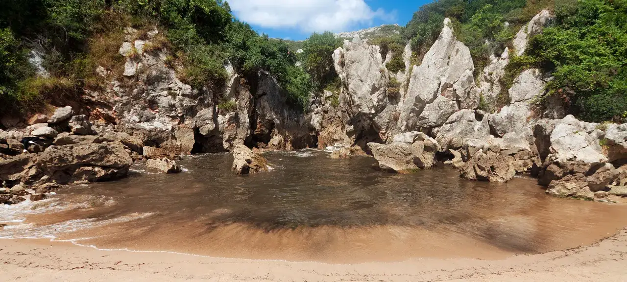 Playa de Gulpiyuri Asturien