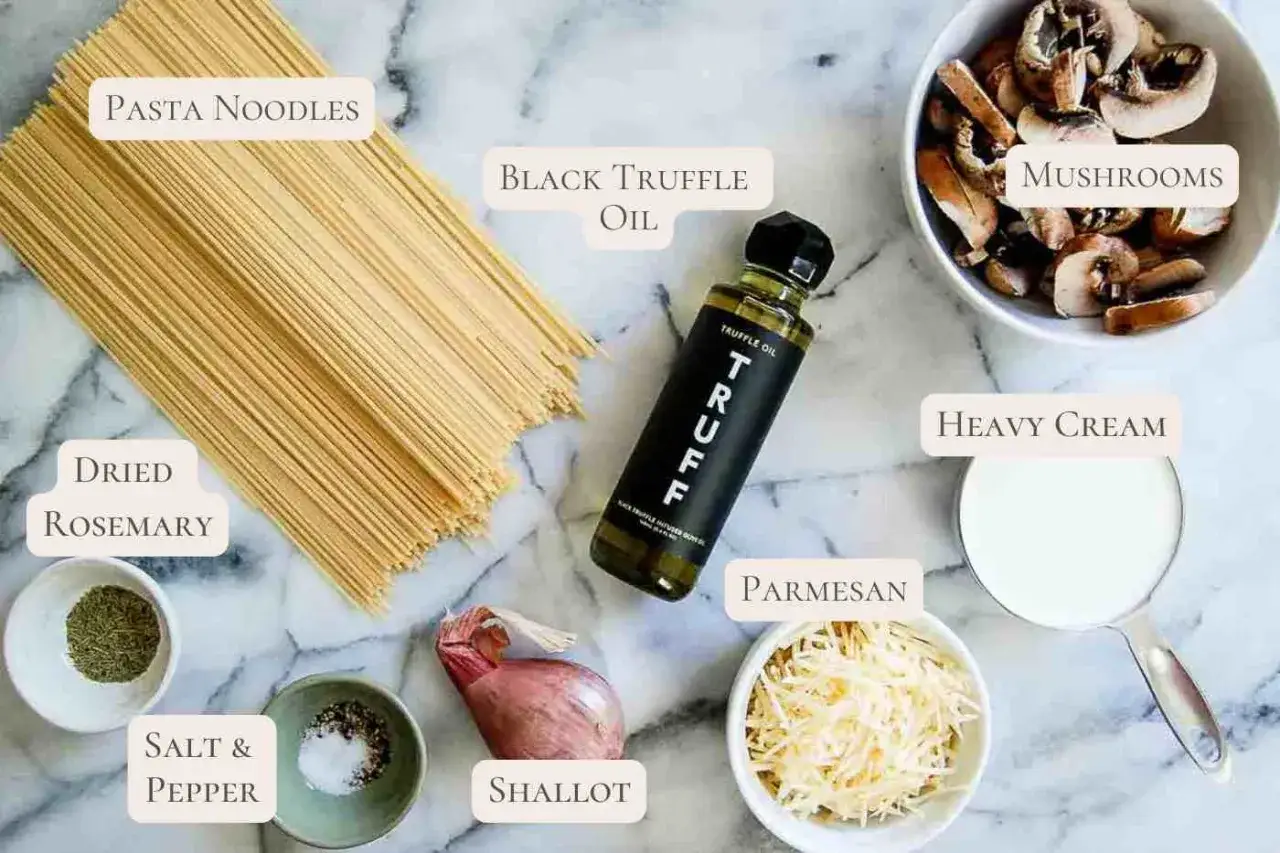 Składniki na makaron z truflami: makaron, olej truflowy, pieczarki, śmietana, parmezan, szalotka, rozmaryn, sól i pieprz.