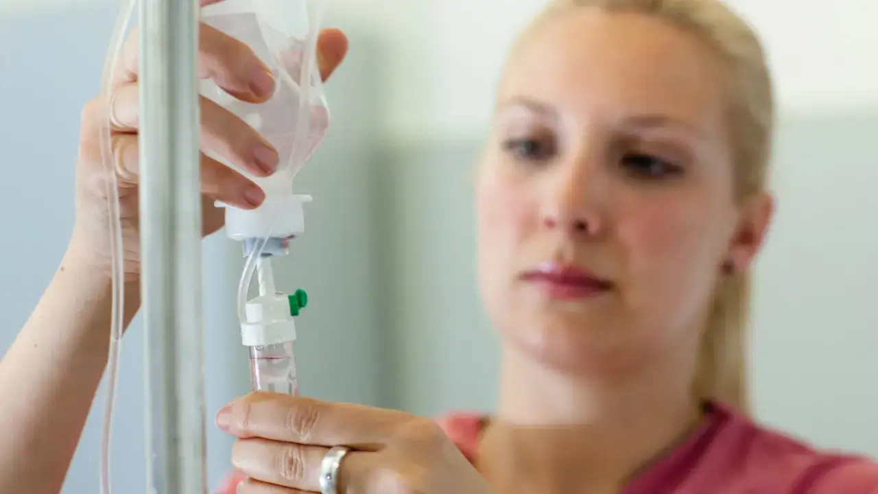 Eine Krankenschwester bereitet eine Infusion vor, die Teil einer biologika therapie ist.