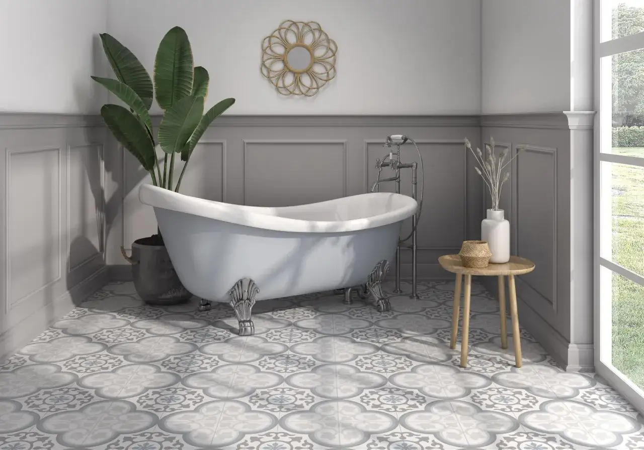 Łazienka z wolnostojącą wanną i ozdobną podłogą. Wzór na gresie i płytce tworzy harmonijną całość.