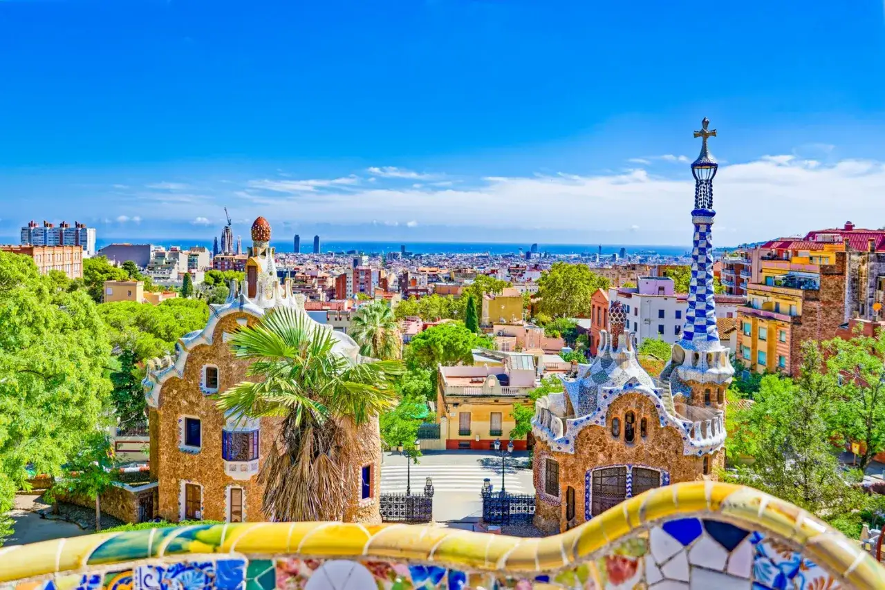 Park Güell w Barcelonie, symbol tego, z czego słynie Hiszpania: kolorowa architektura Gaudiego i śródziemnomorska panorama.