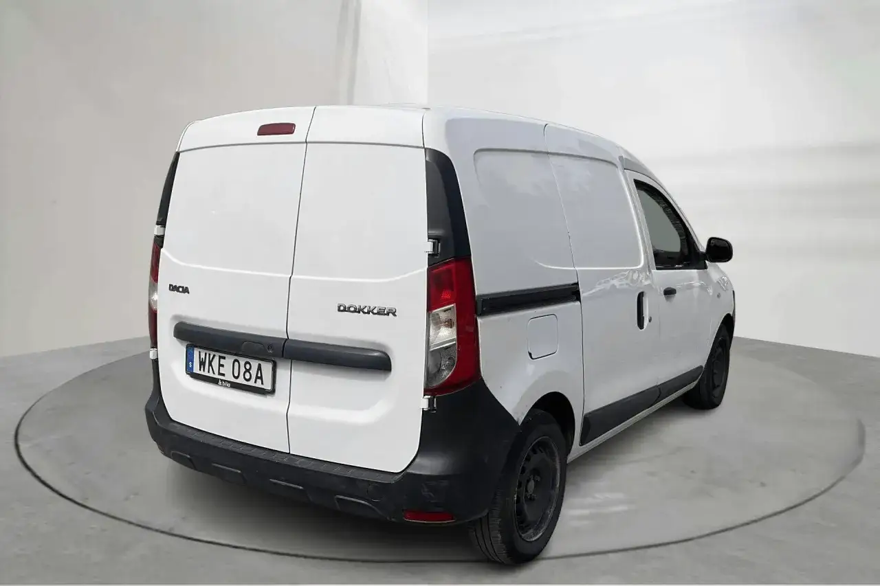 Vit Dacia Dokker sk&aring;pbil, registreringsskylt WKE 08A. Kanske ett litet dacia dokker problem med bakluckan?
