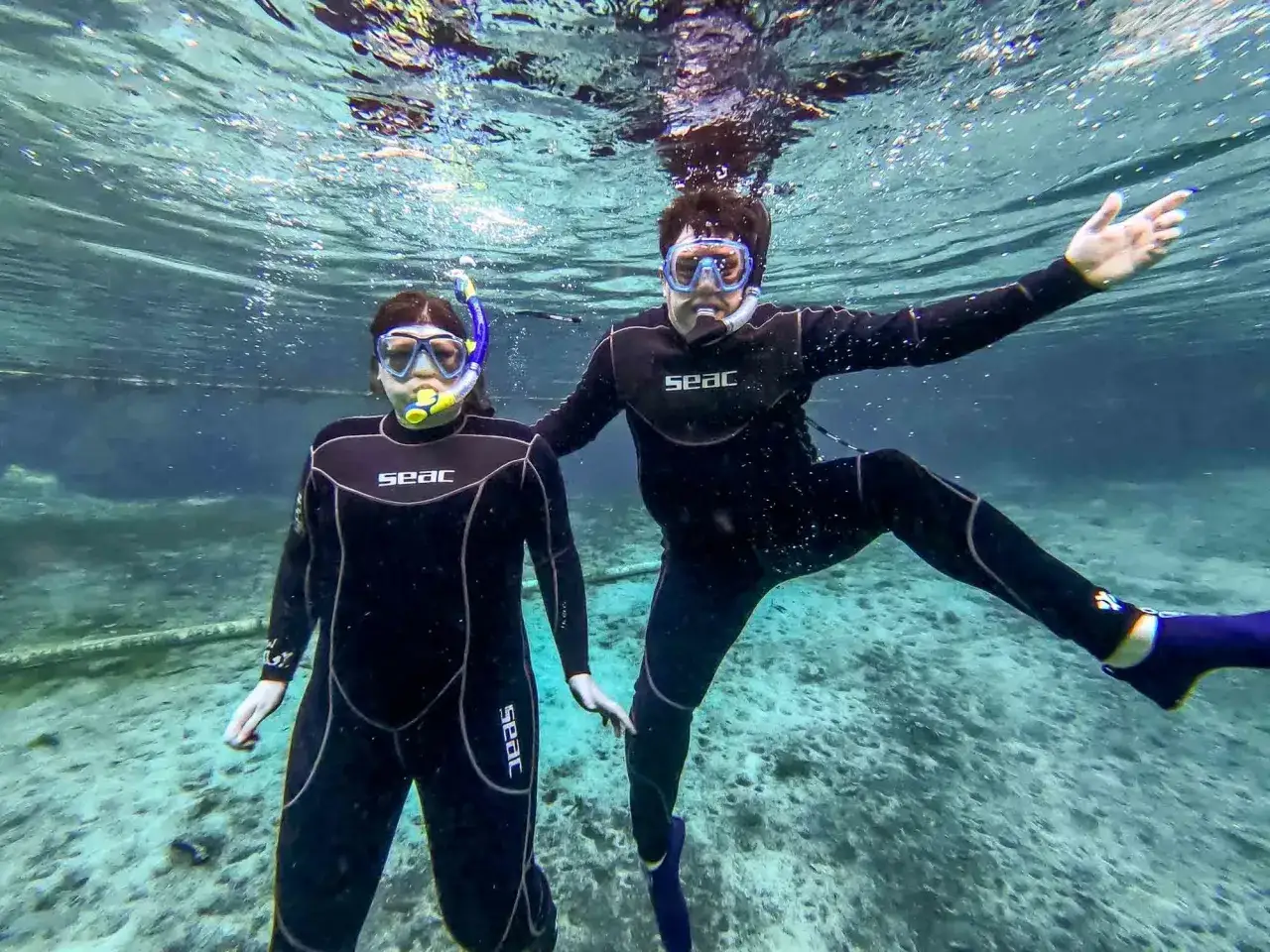 Para dowiedzieć się, snorkeling co to, zanurza się w krystalicznie czystej wodzie, ubrana w pianki i maski.