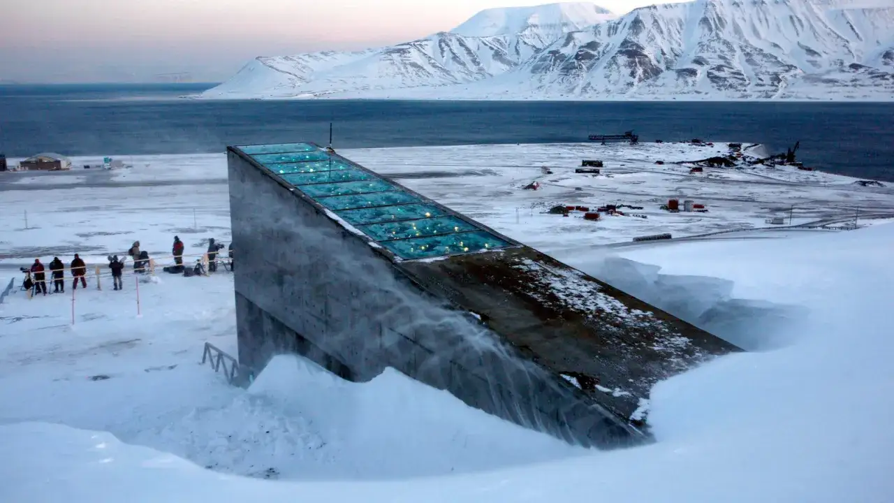 La banca dei semi Norvegia, un bunker di cemento e vetro, si erge in un paesaggio innevato.