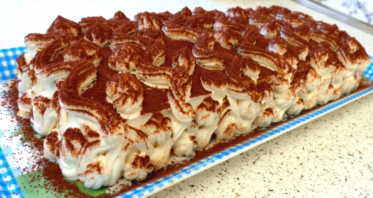 Un delizioso tiramis&ugrave;, con abbondante cacao in polvere spolverato su soffice crema.