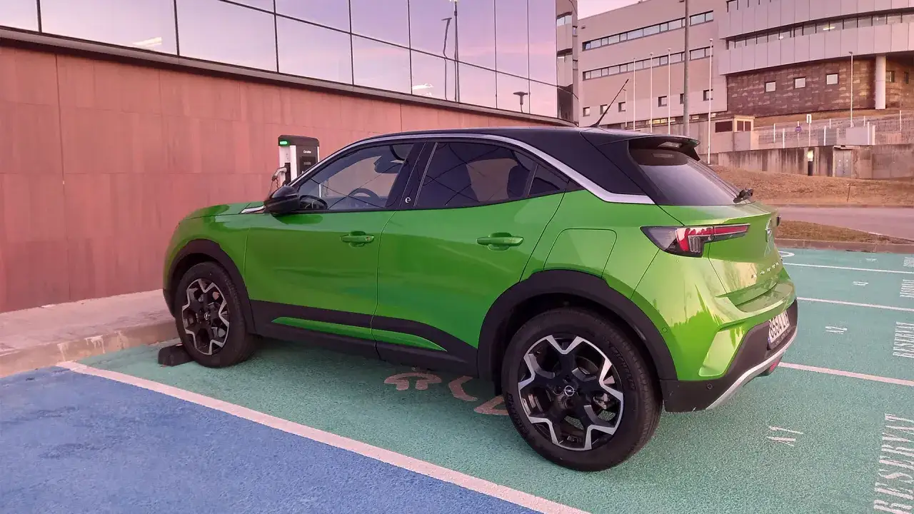 Opel Mokka eléctrico verde, listo para cargar. Su gran autonomía te permite explorar sin límites.