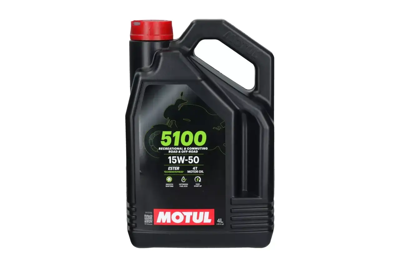 Czarny kanister oleju Motul 5100 15W-50, idealny do motocykli na drogi i bezdroża. Zapewnia płynną zmianę biegów i łatwy rozruch.