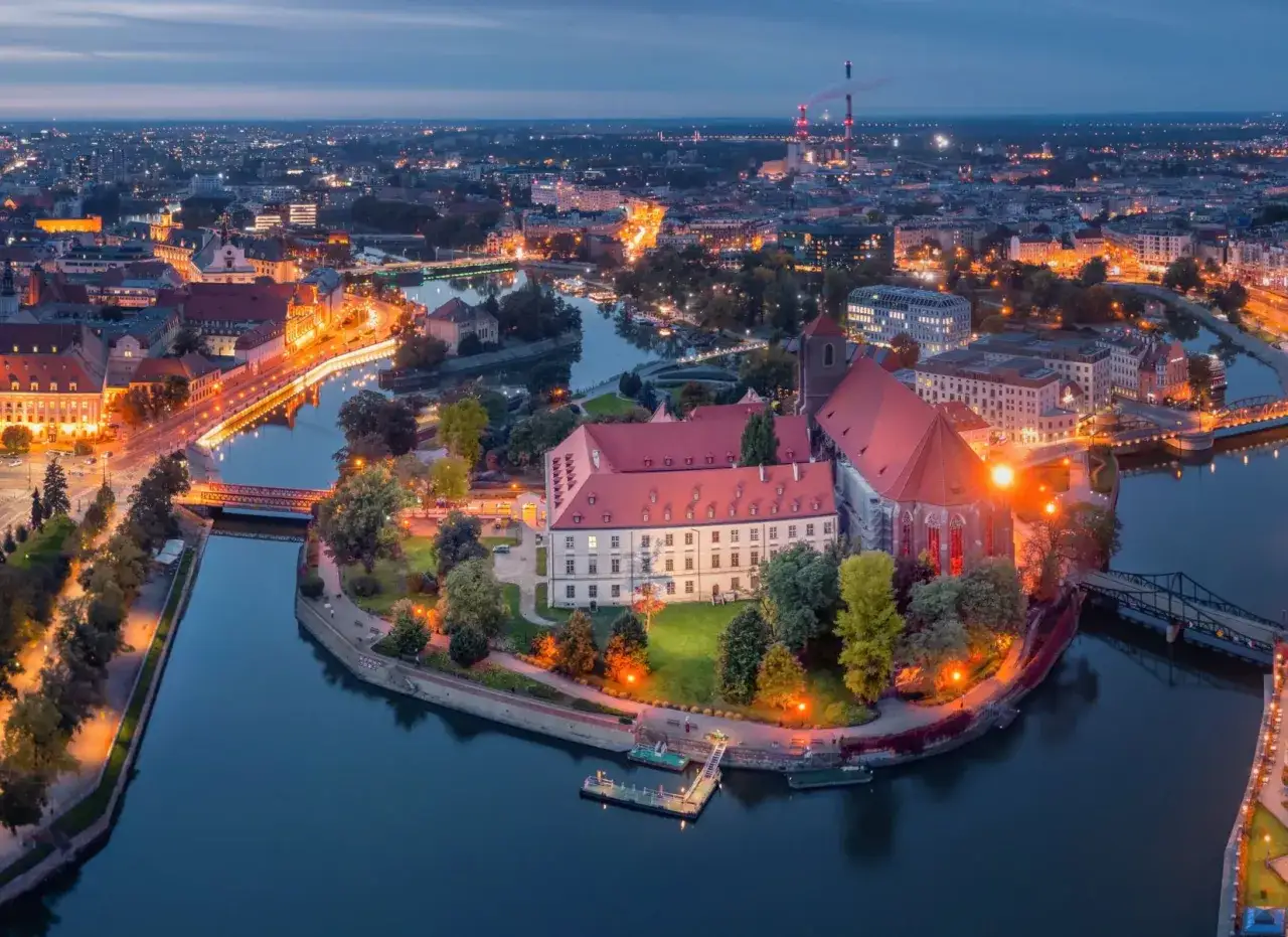 Wrocław nocą: Ostrów Tumski, rzeka i oświetlone miasto. Ciekawe ciekawostki o wrocławiu czekają na odkrycie!