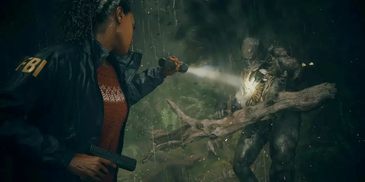 Agentka FBI z latarką i pistoletem mierzy w mroczną, potworną postać. To scena z gry Alan Wake, kt&oacute;ra może pojawić się w poradniku.