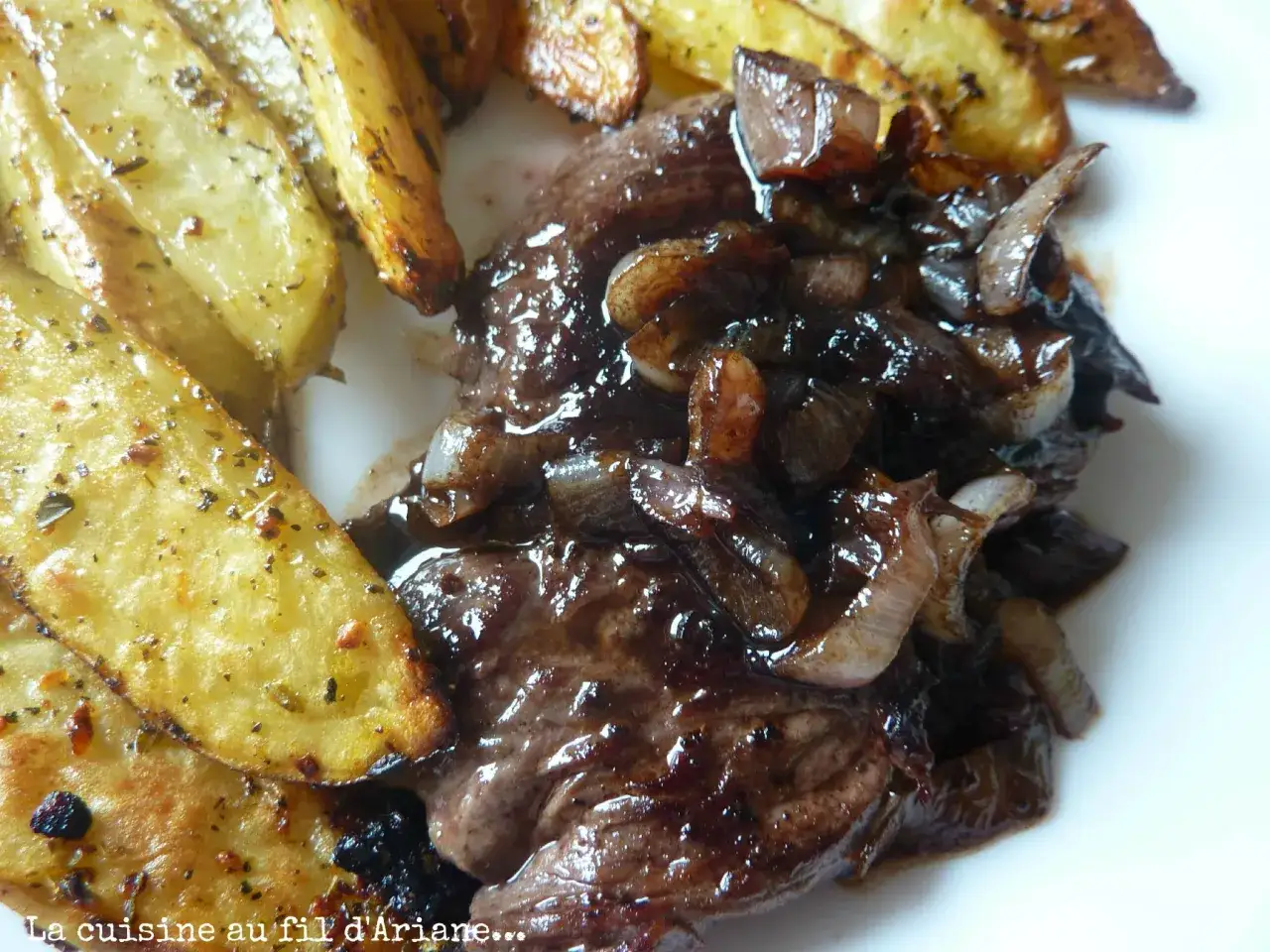 Une succulente buche d'onglet, nappée d'une sauce onctueuse aux oignons caramélisés, accompagnée de pommes de terre rôties aux herbes.