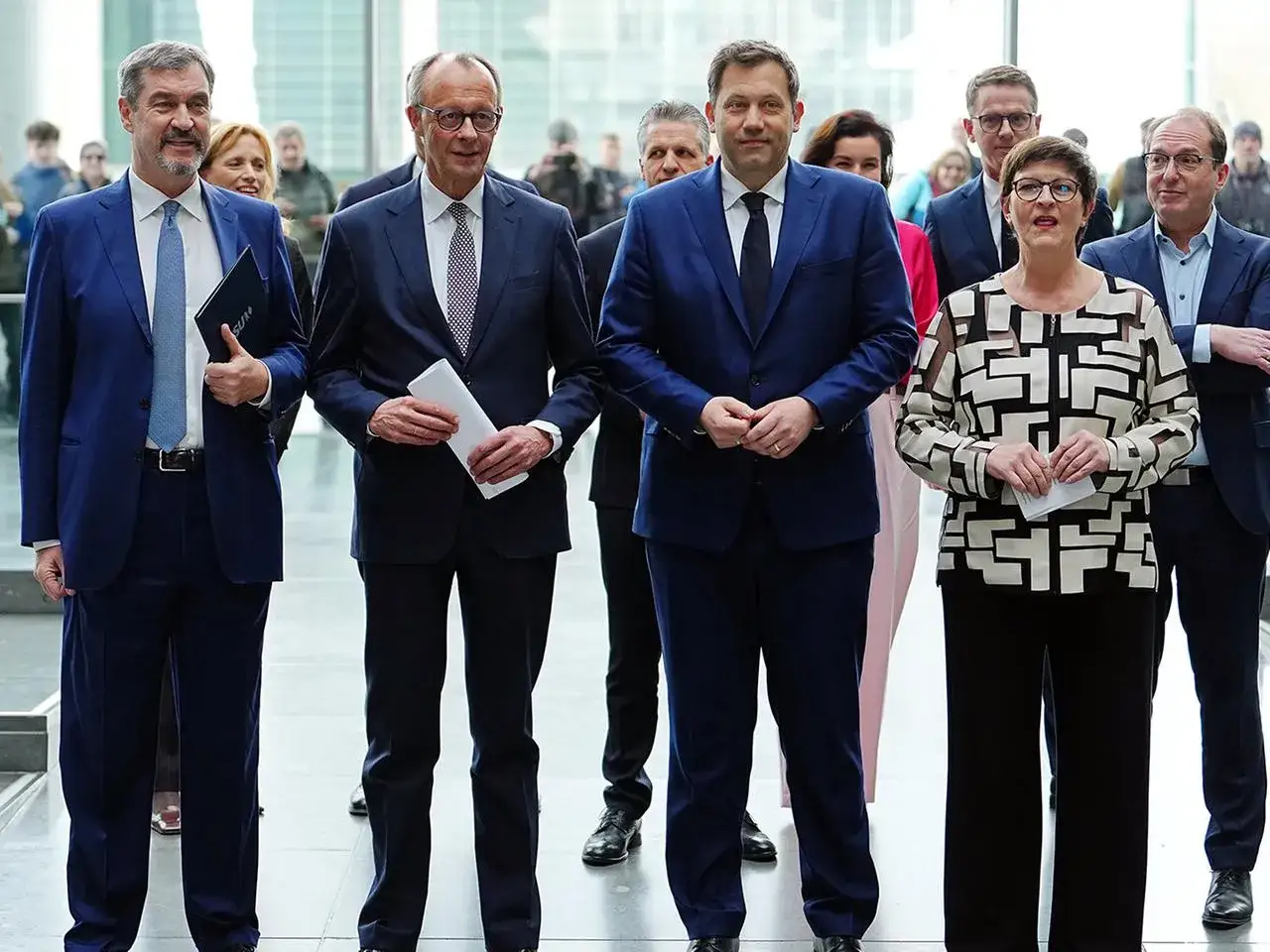 Politiker der CDU und SPD stehen zusammen, bereit für eine Koalition.