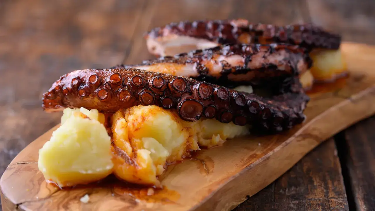 Pulpo tierno con patatas y pimentón, un plato gallego delicioso.