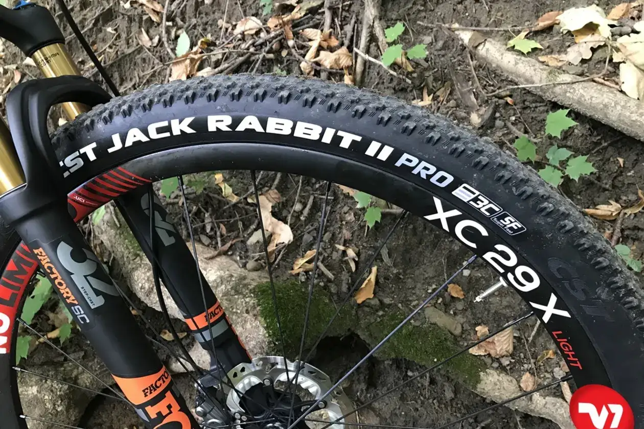 Opona CST Jack Rabbit II Pro na kole 29 cali, gotowa na teren.