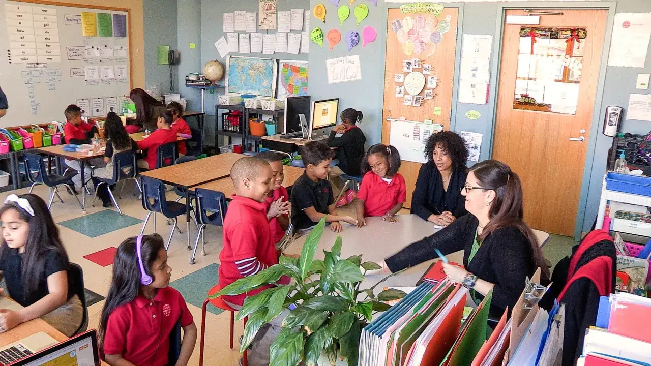 Kinder lernen in einer lebhaften Klasse, wo eigenverantwortliches Arbeiten gef&ouml;rdert wird. Lehrerinnen unterst&uuml;tzen die Sch&uuml;ler bei ihren Aufgaben.