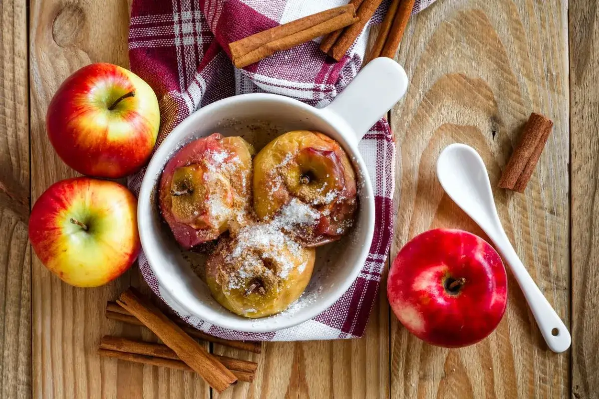 Manzanas al horno con canela y azúcar, listas para disfrutar.