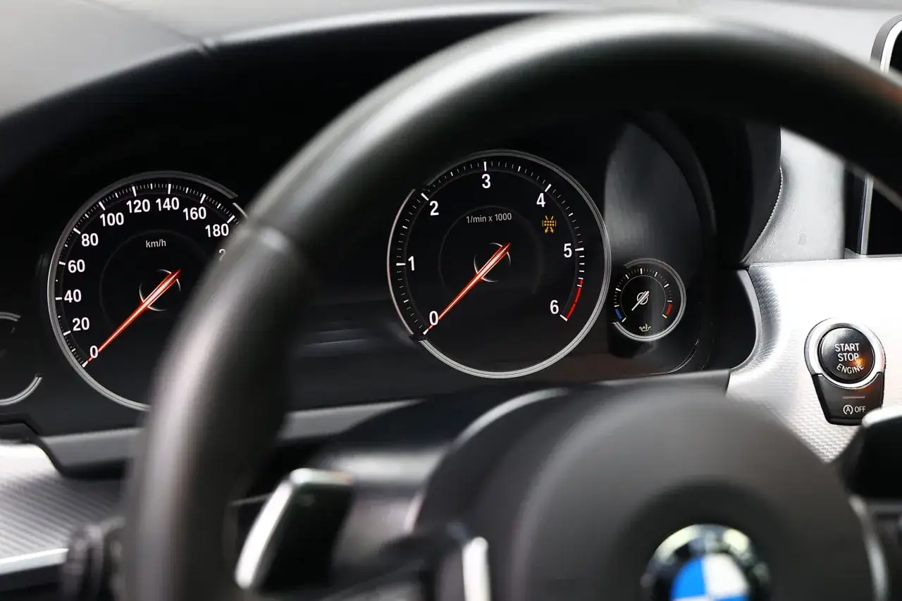 Deska rozdzielcza samochodu z widocznym prędkościomierzem, obrotomierzem i kontrolką DPF.