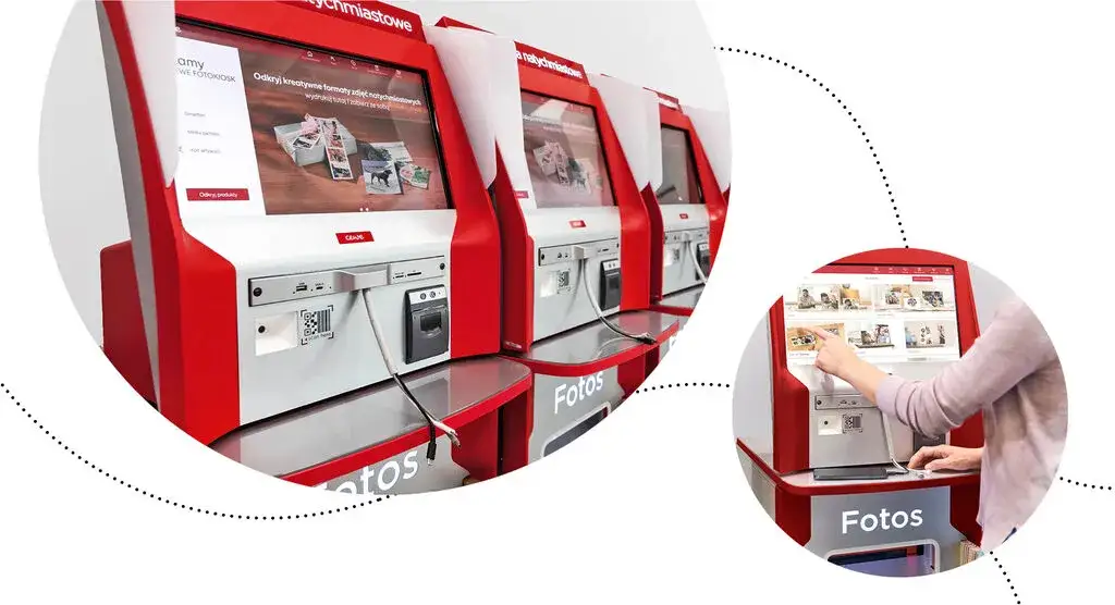porównanie wywoływania zdjęć online vs fotokiosk