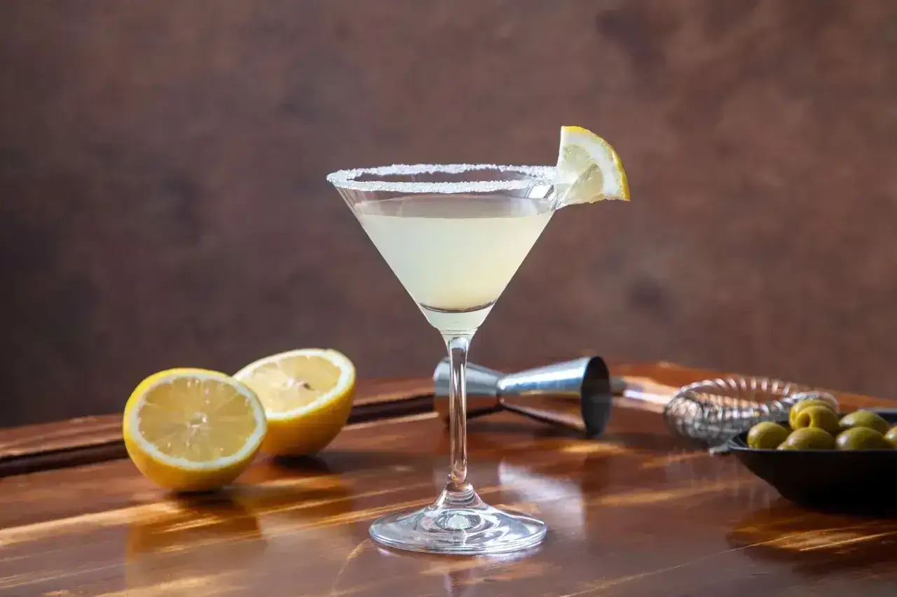Orzeźwiający martini z cytryną i solą na kieliszku. Zastanawiasz się, martini ile procent? To zależy od przepisu!