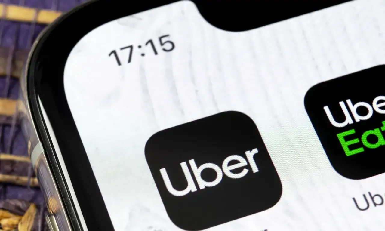Ikona aplikacji Uber na ekranie telefonu. Obok widoczna ikona Uber Eats. To jak cyfrowa kasa fiskalna dla kierowc&oacute;w i restauracji.